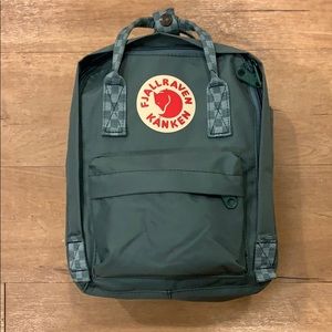 Kånken Mini- Forest Green with Chess Pattern